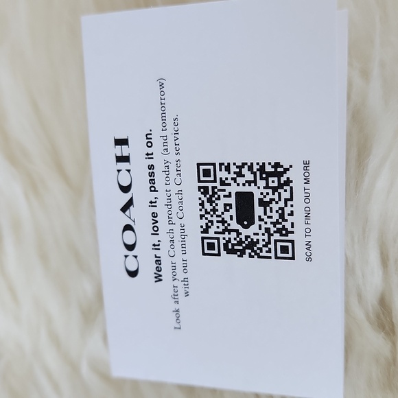 Adorable NWOT Coach Bumblebee Signature Corner Zip Wristlet 🤎🐝🖤 - Picture 12 of 15